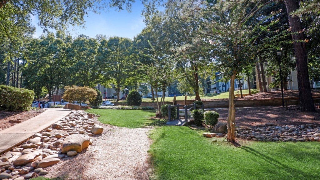 the common community grounds at luxury apartmetns peachtree corners 1 park central